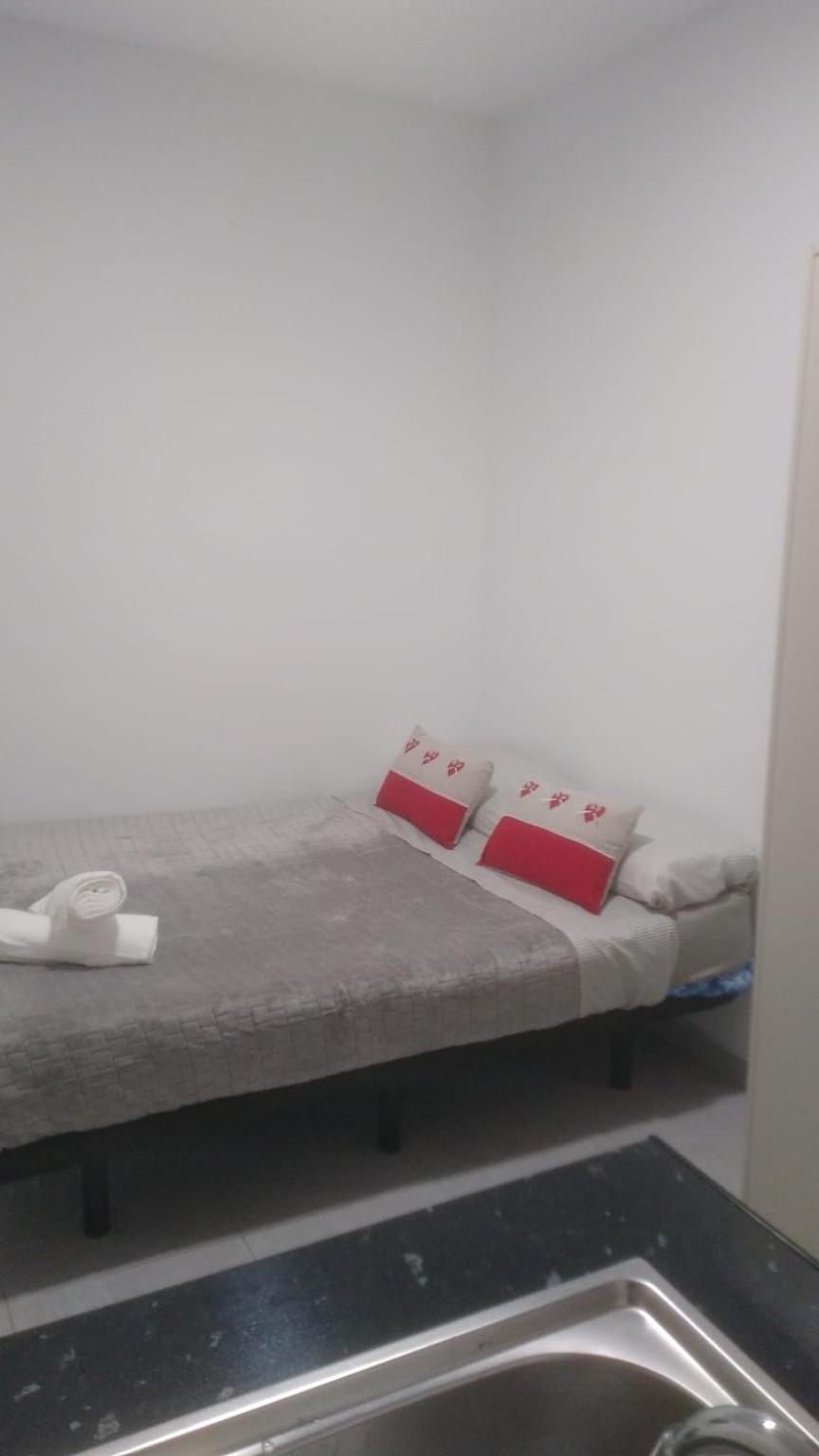 Estudio Encantador Cerca Del Carrefour Rosaleda 1 マラガ エクステリア 写真